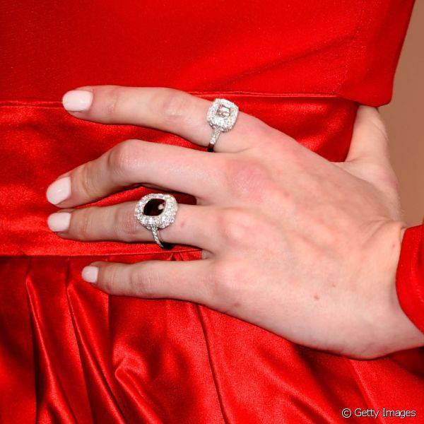 Durante o ?ltimo Oscar a modelo Dorith Mous conseguiu um belo contraste entre o branco da pontinha dos dedos e o vermelho do vestido